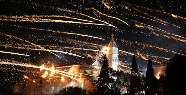 Ξέσπασε Πόλεμος στο νησί της Χίου …Το «Βρόντηξαν» πρώτοι οι Ρουκετάδες στην Ανάσταση !(φωτό & video)