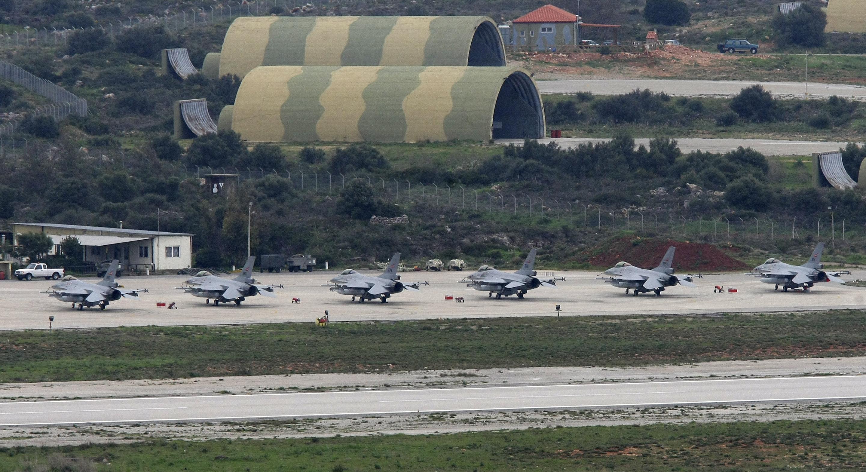 Οι Αμερικανοί «μετακομίζουν» Ελλάδα: Γεμίζουν με οπλικά συστήματα οι βάσεις στη χώρα μας – «Δεν θα δεχθούμε την τουρκική επιθετικότητα»