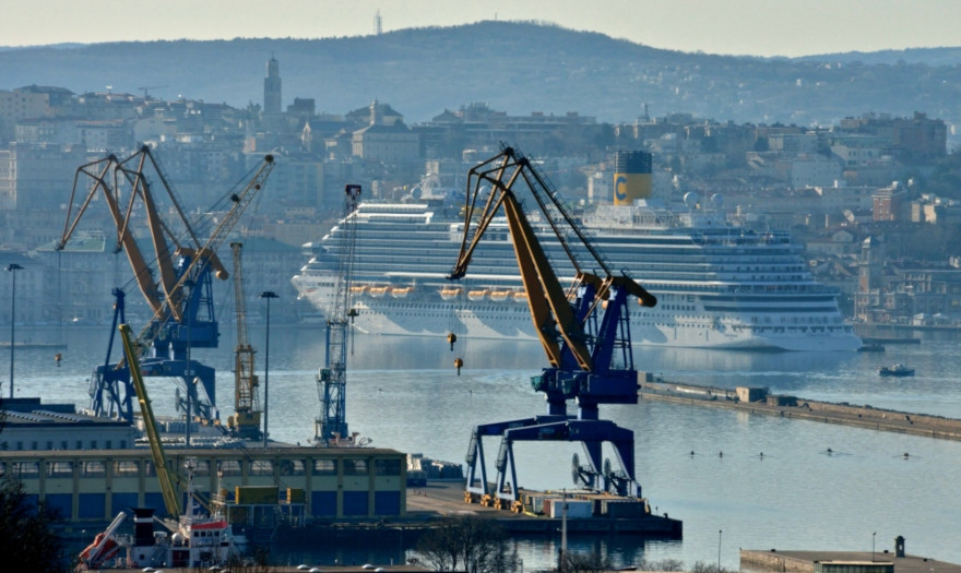 Σχέδιο «Β» της Cosco για παράκαμψη του Πειραιά