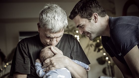 Η Ιταλία επιστρέφει σε “πατέρας” & “μητέρα”, καταργώντας την ευρωπαϊκή “κατάκτηση” Γονέας Α, Β…