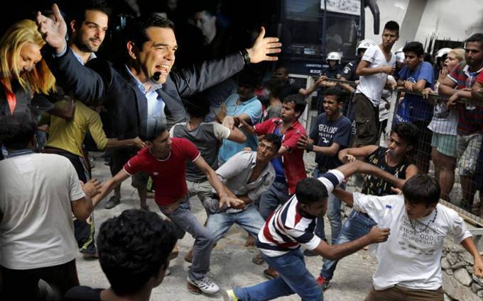 Έλληνας καθηγητής «στήνει στον τοίχο» τον Τσίπρα: «Οι μετανάστες είναι κίνδυνος, θα αλλάξουν εθνολογικά τον ελληνικό πληθυσμό»