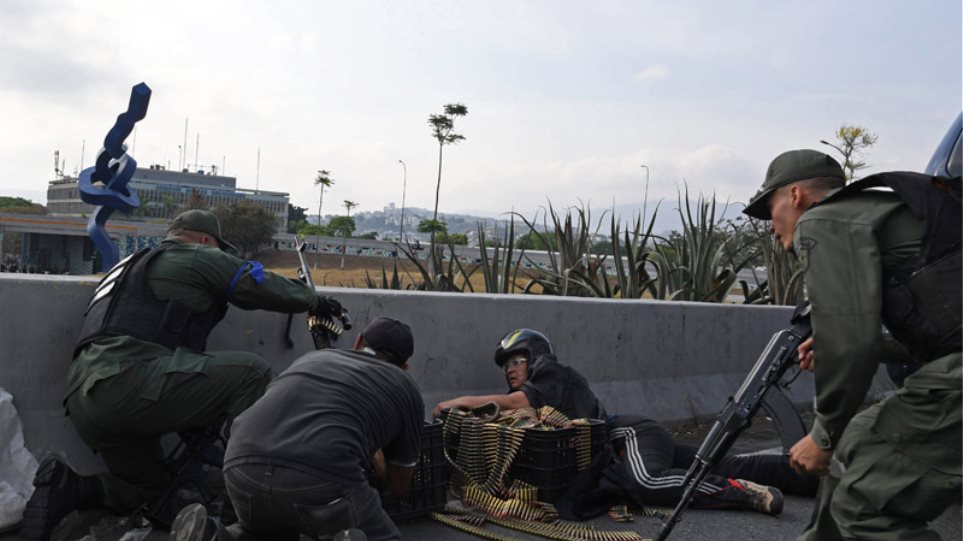 Βενεζουέλα: Συγκρούσεις στους δρόμους – Δυνάμεις του Γκουαϊδό καταλαμβάνουν δημόσια κτίρια