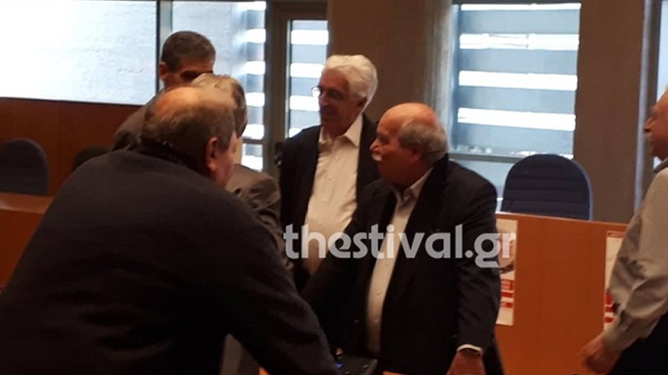 Τους κυνηγούν παντού – «Γιούχα» σε Bούτση στη Θεσσαλονίκη: «Θα πληρώσετε για την προδοσία των Πρεσπών» – Βίντεο
