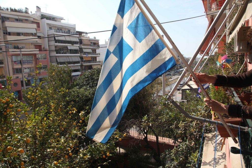 Γιατί σηκώνουν Ελληνικές Σημαίες σε μπαλκόνια της Αθήνας – Ποιος φανταζόταν πως θα φτάναμε σε αυτό το σημείο – Δείτε το ΒΙΝΤΕΟ