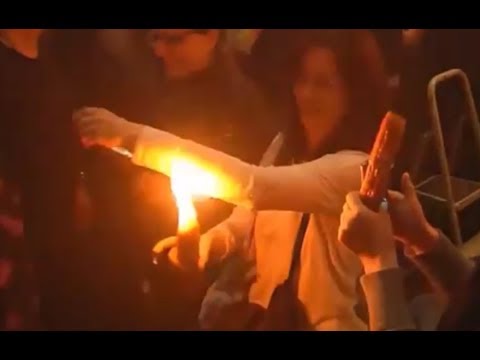 Νέο συγκλονιστικό βίντεο με το Άγιο Φως που δεν καίει