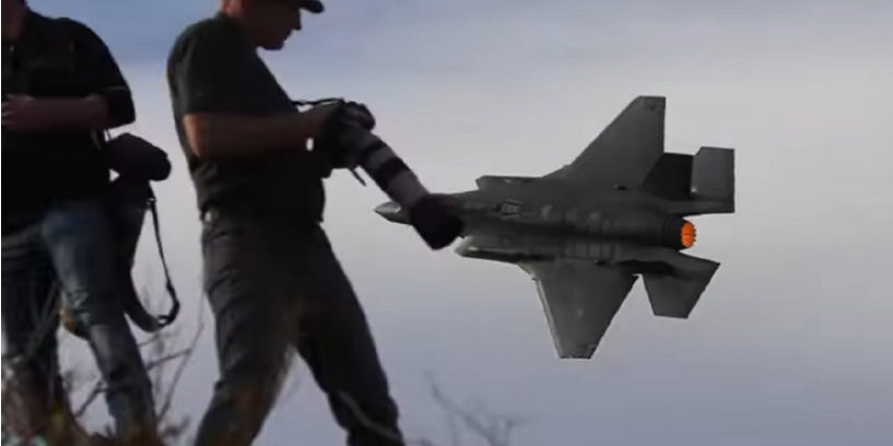 F-35: Η στιγμή που το μαχητικό 5ης γενιάς περνά ξυστά από τον κόσμο – ΒΙΝΤΕΟ