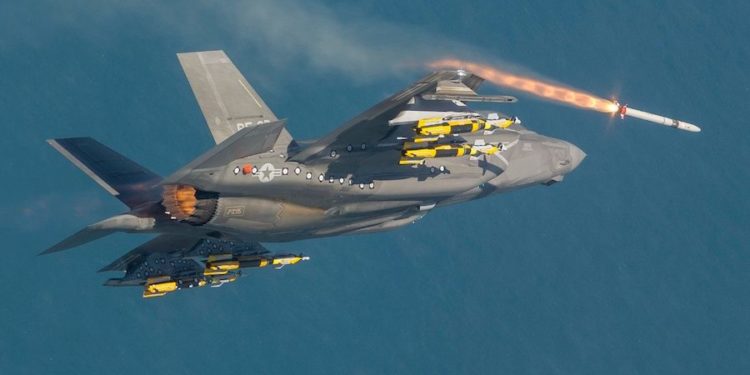F-35: Έτσι εξοπλίζεται το stealth μαχητικό σαν «αστακός» [vid]