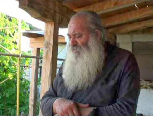 ΓΕΡΩΝ ΠΑΪΣΙΟΣ ΚΡΗΤΙΚΟΣ Ο ΑΓΙΟΡΕΙΤΗΣ: «ΑΥΤΟΣ ΠΟΥ ΘΑ ΣΩΣΕΙ ΤΗΝ ΕΛΛΑΔΑ ΔΕΝ ΕΙΝΑΙ ΠΟΛΙΤΙΚΟΣ»