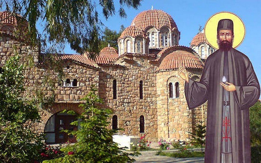 Φόραγε ένα μαύρο καπέλο αρχιερατικό με κεντημένο ένα κόκκινο σταυρό πάνω, φαινόταν ολοζώντανος σαν να κοιμάται…