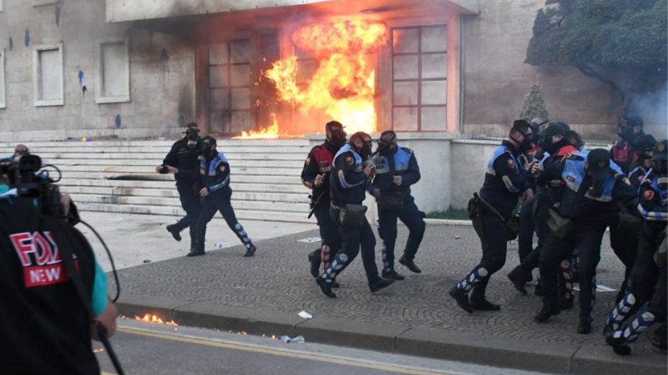 Τίρανα: Τραυματίες διαδηλωτές και αστυνομικοί στην διαδήλωση κατά του Ράμα