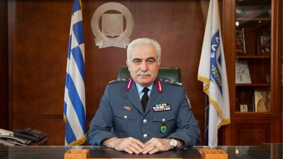 Ντροπή σας ! Ένας κομματικός αχυράνθρωπος παριστάνει τον αρχηγό της Αστυνομίας και πηγαίνει σε συγκέντρωση κόμματος !