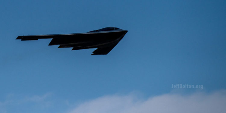 B-2: Καρέ-καρέ ανατριχιαστικά πλάνα από καταστροφικό βομβαρδισμό [vid]