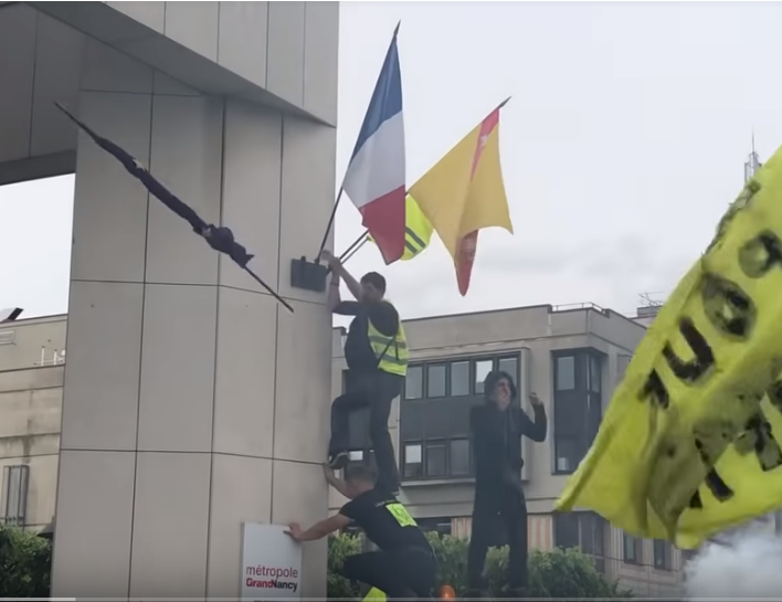 ΤΟ ΤΕΛΟΣ ΤΗΣ ΕΕ. Στη Γαλλία στη Nανσί οι διαδηλωτές γκρέμισαν από δημόσια κτίρια το μισητό σύμβολο της ληστρικής Αυτοκρατορίας των ελίτ τη σημαία της ΕΕ. ΤΡΟΜΕΡΗ ΒΙΑ ΑΠΟ ΤΟ ΚΑΘΕΣΤΩΣ ΜΑΚΡΟΝ / ΦΩΤΟ ΒΙΝΤΕΟ