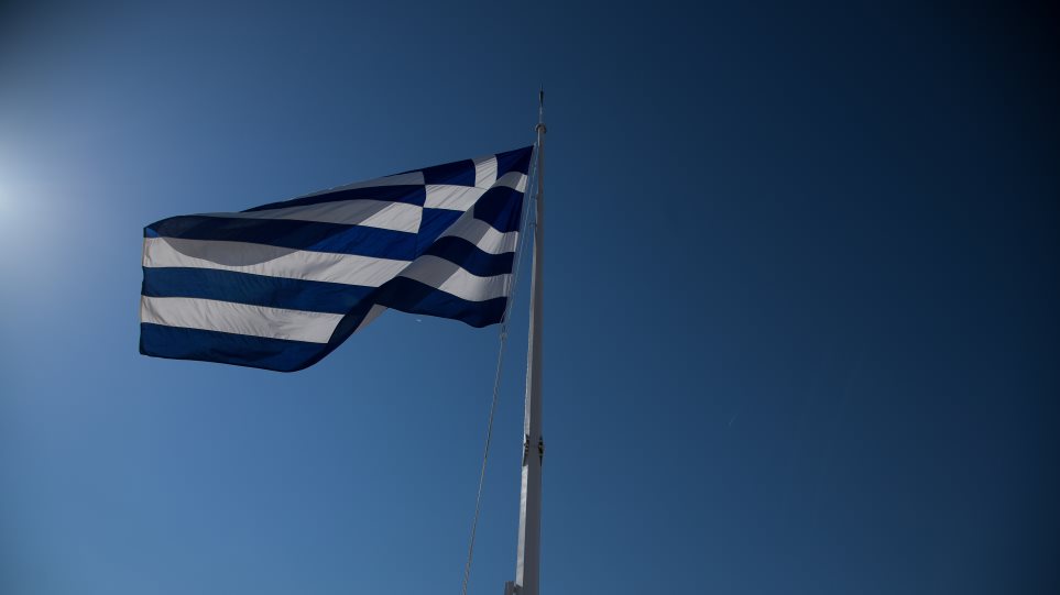 «Εγκεφαλικά» σε νεοταξίτες και ψευτοπροοδευτικούς: Οικογένεια, ένοπλες δυνάμεις και εκκλησία, οι θεσμοί που εμπιστεύονται περισσότερο οι Έλληνες