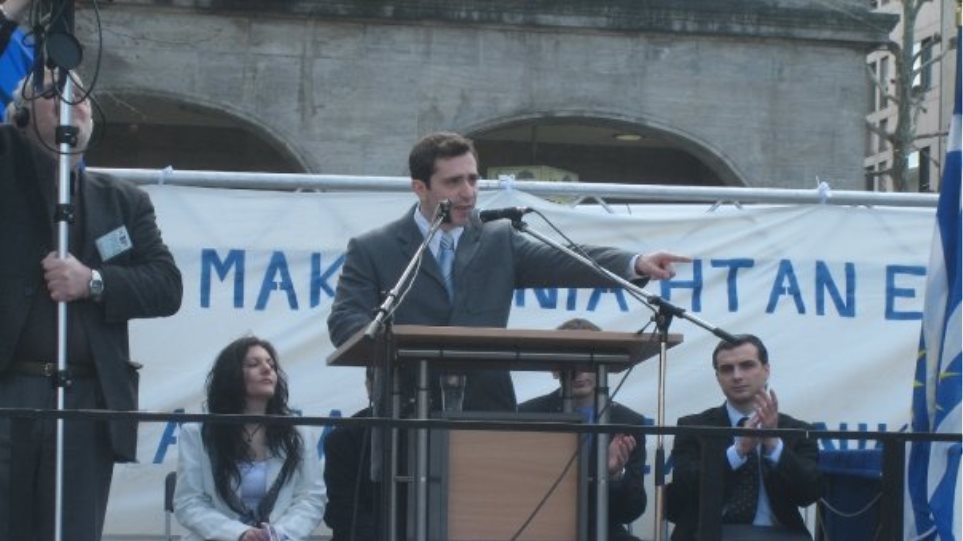 Ο ομογενής που ενόχλησε τον Κοτζιά στο Μόναχο απαντά: «Είμαι Έλληνας Μακεδόνας, ούτε χουντικός, ούτε χρυσαυγίτης»