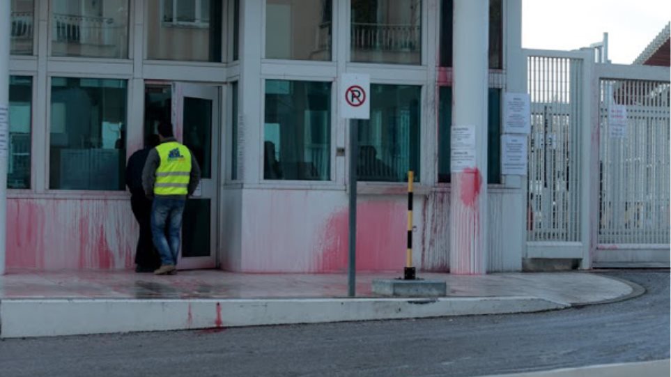 ΕΚΤΑΚΤΟ Καταδρομική επίθεση με μπογιές στο σπίτι του Αμερικανού πρέσβη
