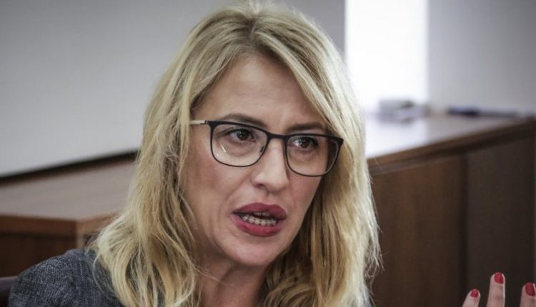 Φυγαδεύτηκε η Δούρου! Ξεχείλισε η λαϊκή οργή στα Καμίνια