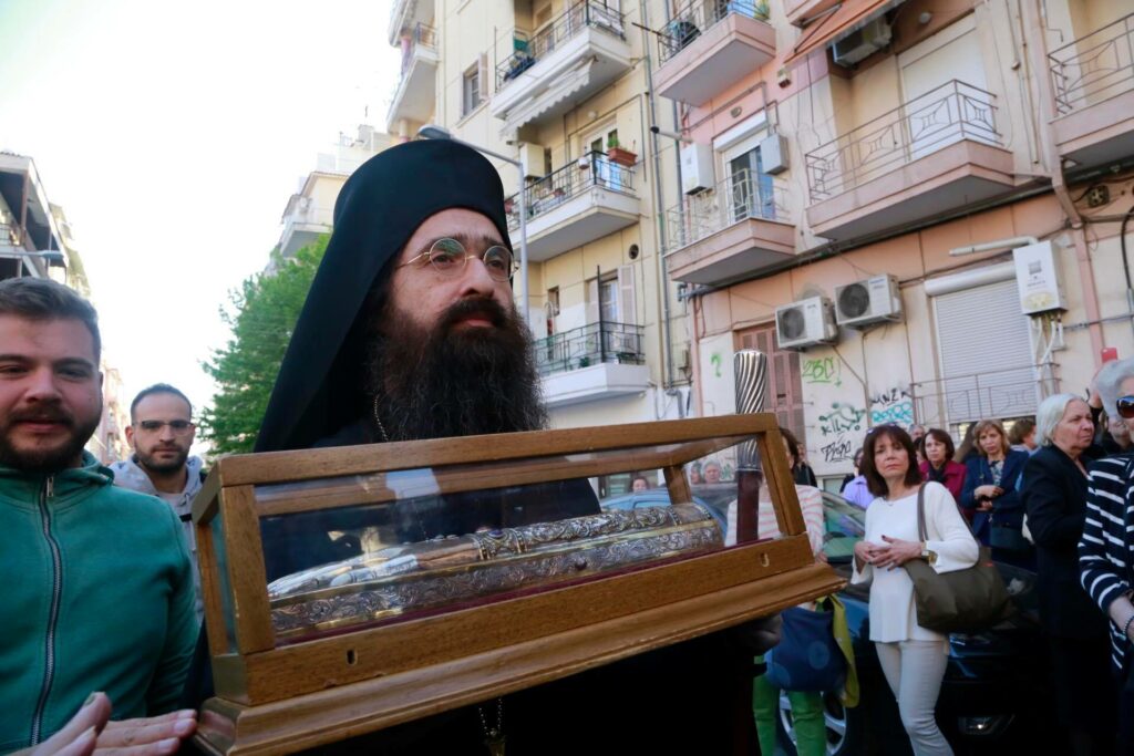 Χιλιάδες κόσμου στην υποδοχή του τιμίου Λειψάνου του Αγίου Νεκταρίου στη Θεσσαλονίκη