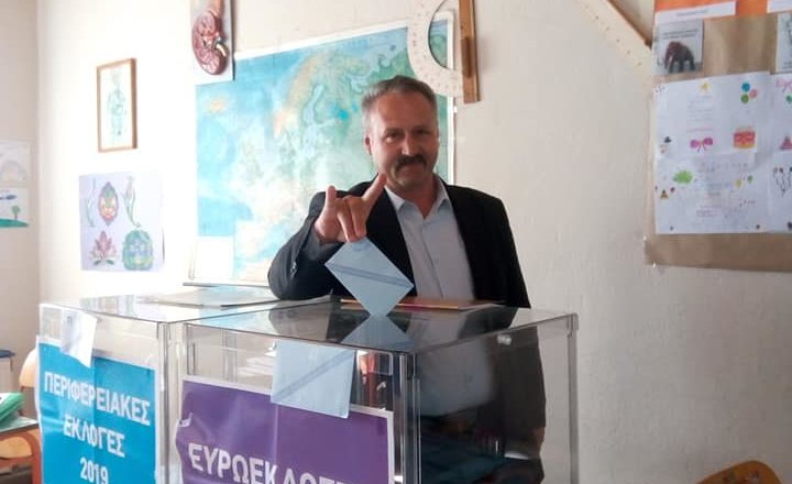 Έλλην πολίτης από την Δαρμένη του ν. Ροδόπης σε πόζα με το σήμα των Γκρίζων Λύκων….