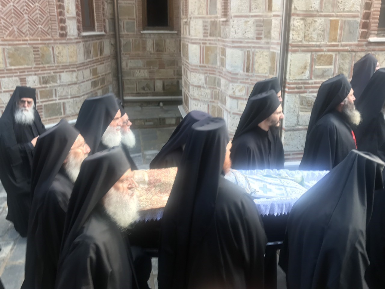 ΤΟ ΑΚΤΙΣΤΟ ΦΩΣ ΠΕΡΙΛΟΥΖΕΙ ΤΟ ΣΚΗΝΩΜΑ ΤΟΥ ΜΑΚΑΡΙΣΤΟΥ ΓΕΡΟΝΤΟΣ ΑΙΜΙΛΙΑΝΟΥ ΣΙΜΩΝΟΠΕΤΡΙΤΟΥ