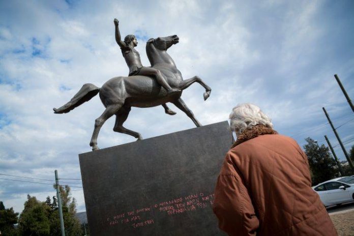 Αθήνα: Βανδάλισαν το άγαλμα του Μεγάλου Αλεξάνδρου (Photos)