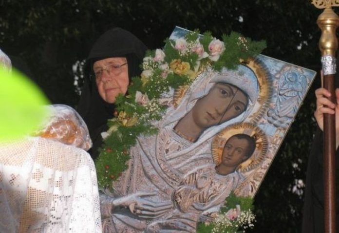 – Μαρία, απόψε ήρθε η Παναγία και με θεράπευσε!