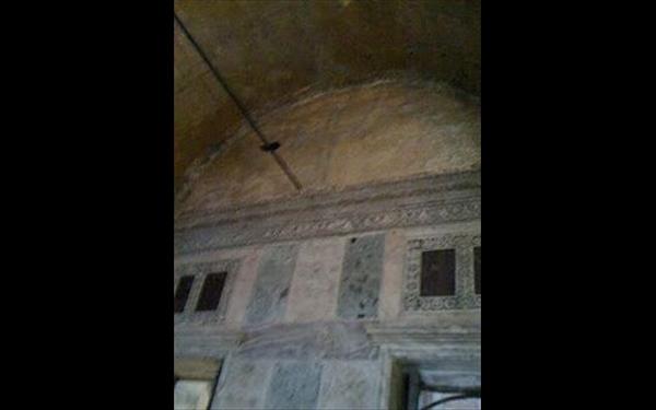 Βίντεο μέ σταυρούς που εμφανίζονται σε διάφορα σημεία της εκκλησίας της Αγίας Σοφίας.