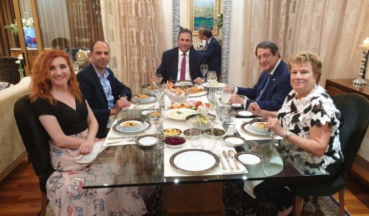 Εν μέσω ΕΙΣΒΟΛΗΣ στην κυπριακή ΑΟΖ ο Αναστασιάδης συντρώει με τον αχυράνθρωπο της Τουρκίας, τον αυτοαποκαλούμενο “πρωθυπουργό” του ψευδοκράτους Οζερσάι! Τι προετοιμάζουν ερήμην μας;  Πηγή: