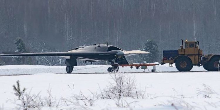 Hunter: Ξεκινάει τις πτήσεις το πρώτο ρωσικό drone μεγάλων διαστάσεων