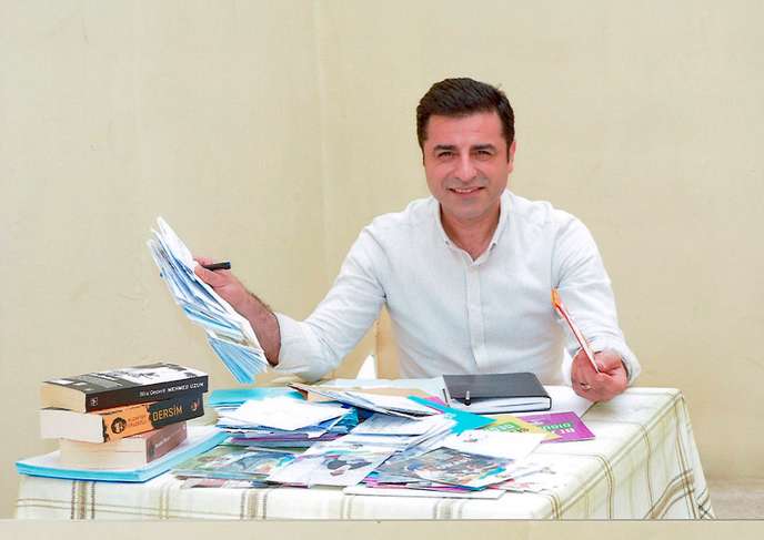 Ο Σελαχατίν Ντεμιρτάς, ηγέτης των Κούρδων της Τουρκίας, καλεί για ψήφο στον Ιμαμόγλου για το Δημαρχείο της Κωνσταντινούπολης