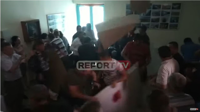 Αλβανία: Επίθεση εξαγριωμένων πολιτών σε εκλογικά γραφεία στο δήμο Τροπόγια