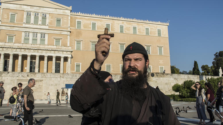 ΔΕΝ ΣΥΝΕΛΑΒΑΝ ΤΟΝ ΞΕΔΙΑΝΤΡΟΠΟ ΠΟΥ ΕΞΕΥΤΕΛΙΖΕ ΤΑ ΟΣΙΑ ΚΑΙ ΤΑ ΙΕΡΑ ΤΟΥ ΕΘΝΟΥΣ, ΣΥΝΕΛΑΒΑΝ ΟΜΩΣ ΤΟΝ ΑΓΩΝΙΣΤΗ ΠΑΤΕΡ-ΚΛΕΟΜΕΝΗ! (ΒΙΝΤΕΟ)