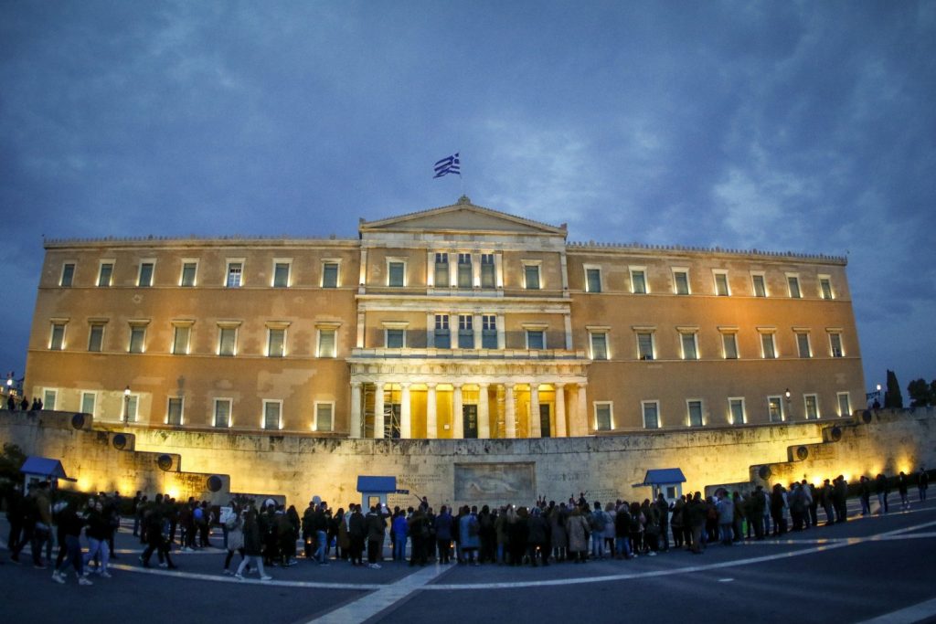 Το «σύμβολο» που εμφανίστηκε στην Ελληνική Βουλή δεν είναι τυχαίο (ΦΩΤΟ-ΒΙΝΤΕΟ)