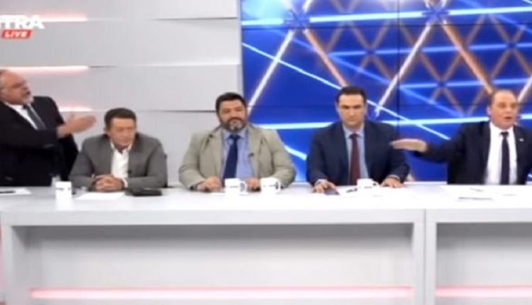 Αγριος καυγάς μεταξύ Βελόπουλου και δημοσιογράφου: «Είσαι καραγκιόζης και καραγκιοζοπαίχτης» – «Πάρτον από δω γιατί θα τον πάρω σηκωτό τον καημενούλη του χιλιάρικου» (Βίντεο)