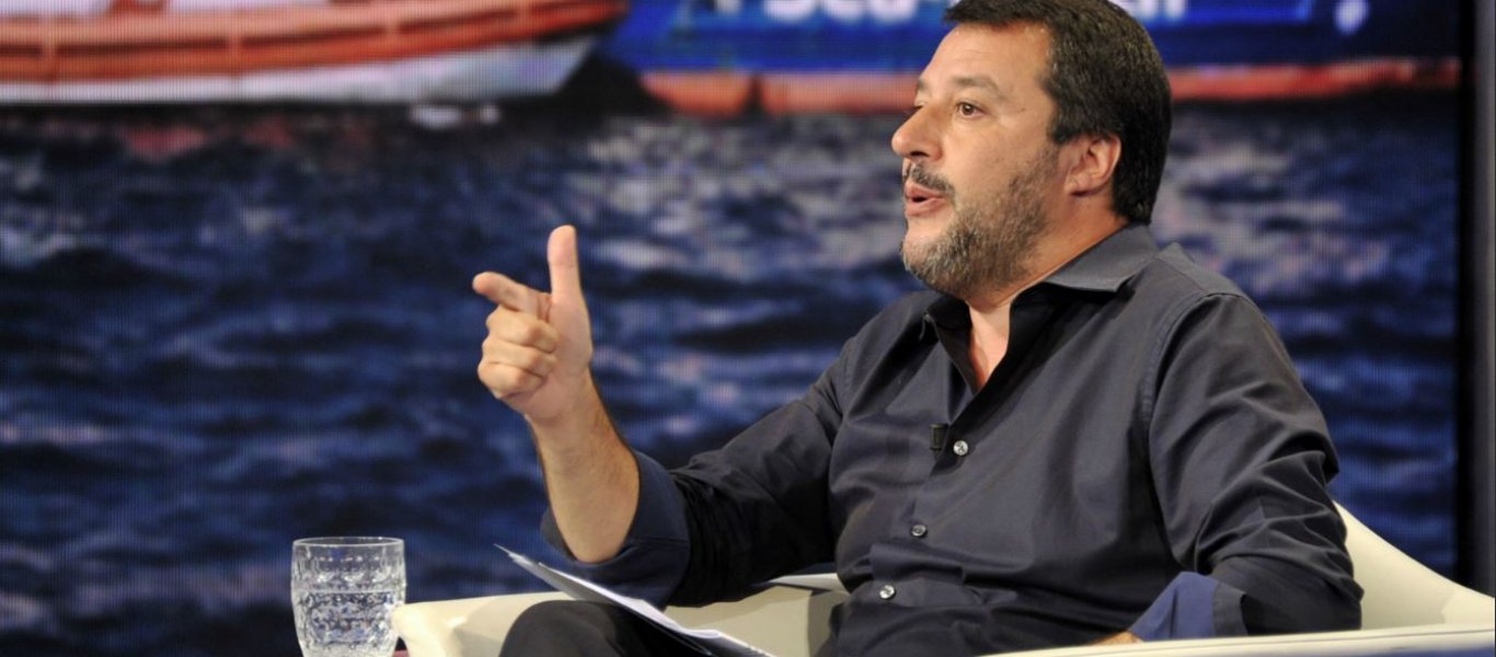 Oι Ιταλοί πέρασαν χειροπέδες στο πλήρωμα γερμανικού πλοίου – Μ.Σαλβίνι: «Είστε διακινητές ανθρώπων – Πηγαίντε φυλακή»