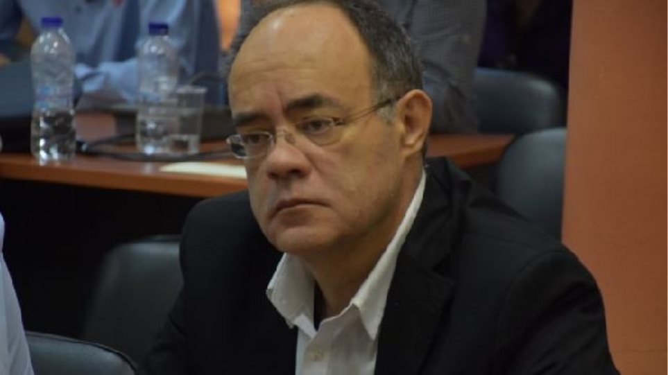 Ιερέας πέταξε κέρματα σε βουλευτή του ΣΥΡΙΖΑ