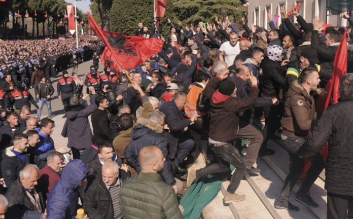 Μυρίζει μπαρούτι η κατάσταση στην Αλβανία – Σενάρια διάλυσης της Βουλής από τον Ιλίρ Μέτα