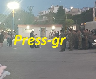 Στρατιωτικός Ιερέας, ευλογεί Αξιωματικούς και Οπλίτες, λίγο προ τής αναχωρήσεώς τους από τον Ωρωπό, χθες, προς «άγνωστη κατεύθυνση»…