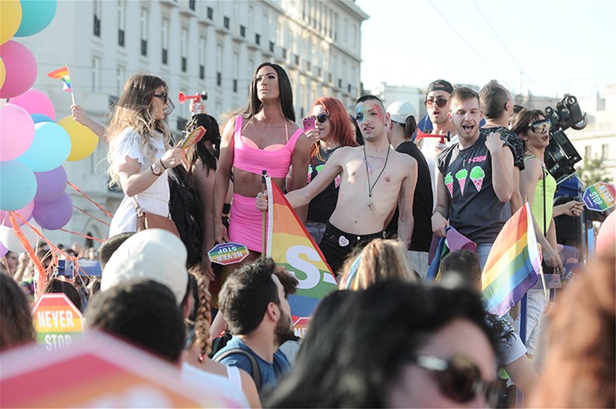 ΜΕΓΑΣ ΧΟΡΗΓΟΣ ΤΟΥ GAY PARADE ΟΙ ΦΟΡΟΛΟΓΟΥΜΕΝΟΙ ΕΛΛΗΝΕΣ!