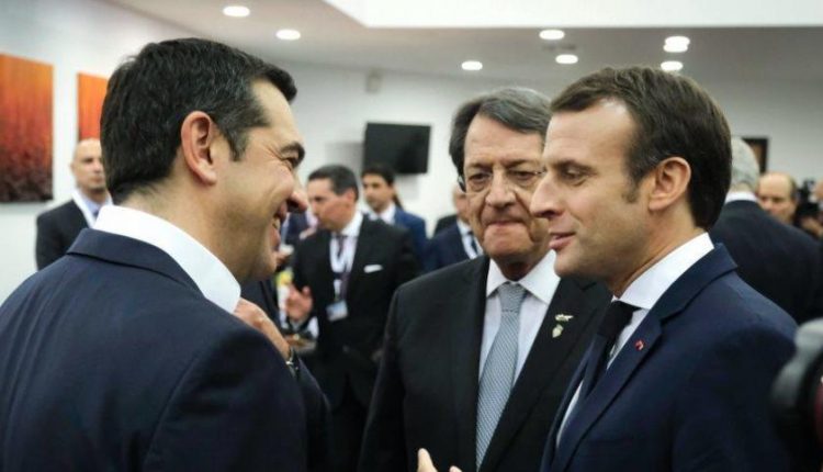 Μακρόν σε Τσίπρα: «Θα στείλω φρεγάτες αν μου το ζητήσεις» – Η αντίδραση της Μέρκελ