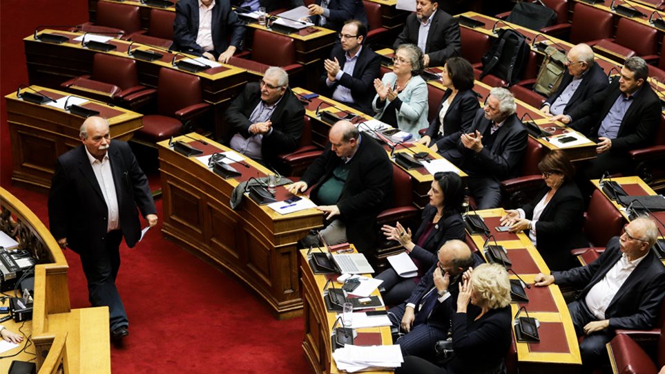 «Βρέχει» ρουσφέτια: Διορίζουν θυγατέρες, πρώην συζύγους, βοηθούς και συντρόφους