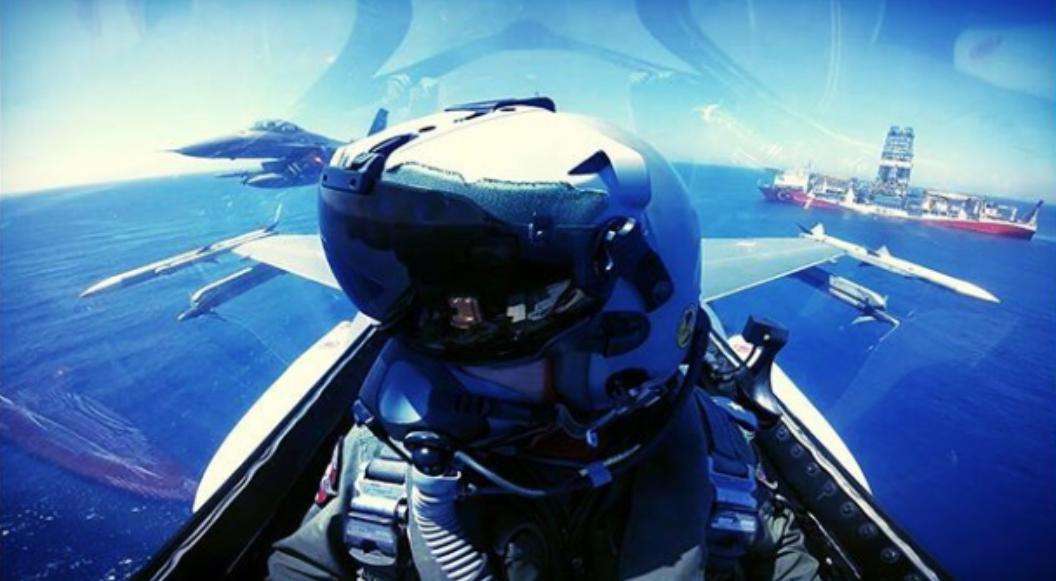 Η φωτό επίδειξη ισχύος τουρκικών F-16 πάνω από το ΓΙΑΒΟΥΖ και η απάντηση από τους πιλότους των Mirage 2000-5