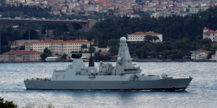 Βρετανικό πολεμικό πλοίο κατευθύνεται στον Περσικό κόλπο [vid]