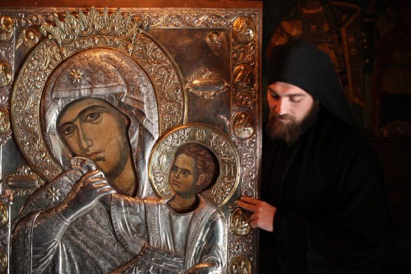 ΣΥΓΚΛΟΝΙΣΤΙΚΗ ΜΑΡΤΥΡΙΑ: «ΕΙΔΑ ΤΗΝ ΠΑΝΑΓΙΑ ΝΑ ΠΕΡΠΑΤΑ ΣΤΗΝ ΑΥΛΗ ΑΓΙΟΡΕΙΤΙΚΗΣ ΜΟΝΗΣ»!!!