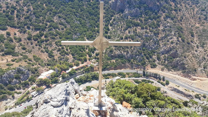 Σεληνάρι – Εντυπωσιακό βίντεο: Ανέβασαν σταυρό 120 κιλών στο βουνό
