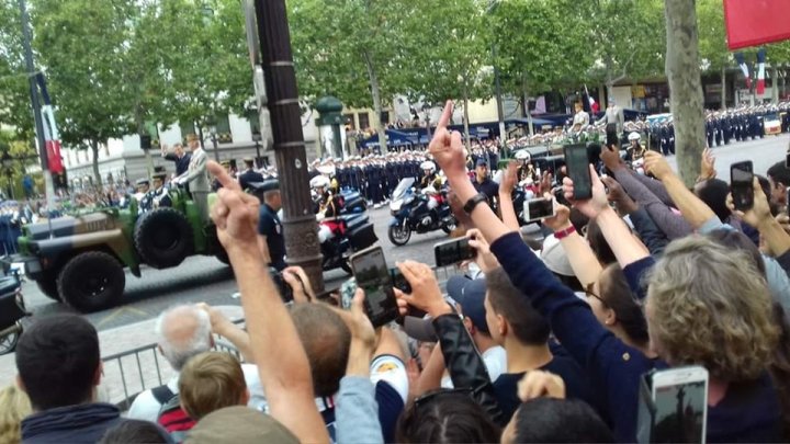 Ο λαός ύψωσε κεφάλι και …… δάκτυλο στον  »δημοφιλή» Macron.