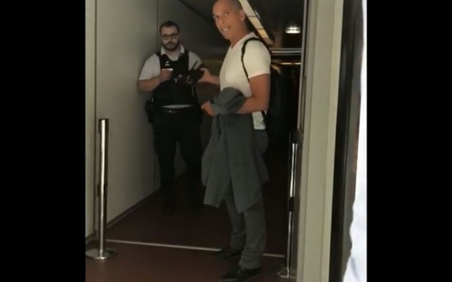 EΠΑΝΑΣΤΑΤΗΣ ΧΩΡΙΣ ΑΙΤΙΑ…Τα  »γαλλικά » του Yanis Varoufakis κατά αστυνομικού σ΄έλεγχο στο αεροδρόμιο του Παρισιού Roissy.. Θερμό επεισόδιο….σ΄έλεγχο ρουτίνας. ΒΙΝΤΕΟ