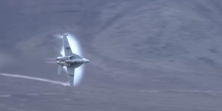 Κόβουν την ανάσα οι επικίνδυνοι ελιγμοί μαχητικών αεροσκαφών στην «Κοιλάδα του Θανάτου» ! [vids]