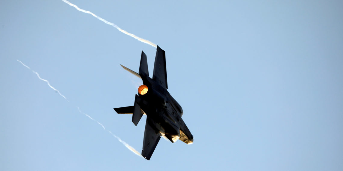 F-22 και F-35 σε ρεσιτάλ ταχύτατων ελιγμών και low level περασμάτων [vid]