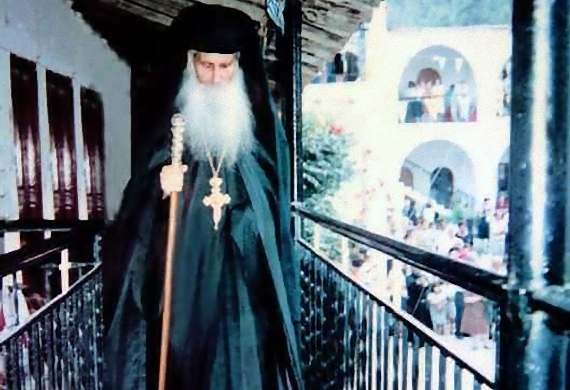 «Διάκο, να βλέπατε τι γινόταν εδώ μέσα στο Άγιο Βήμα από Αγγέλους και Αγίους, τι ευτυχία που έχουμε οι κληρικοί…!»